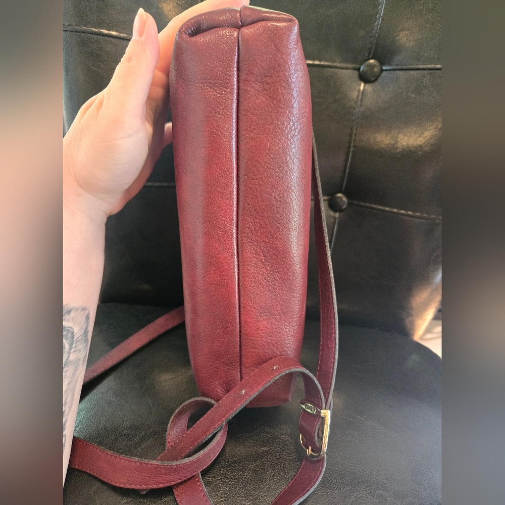 Vintage Etienne Aigner Elegant Burgundy Leather Handbag with Gold Accents - Picture 7 of 8